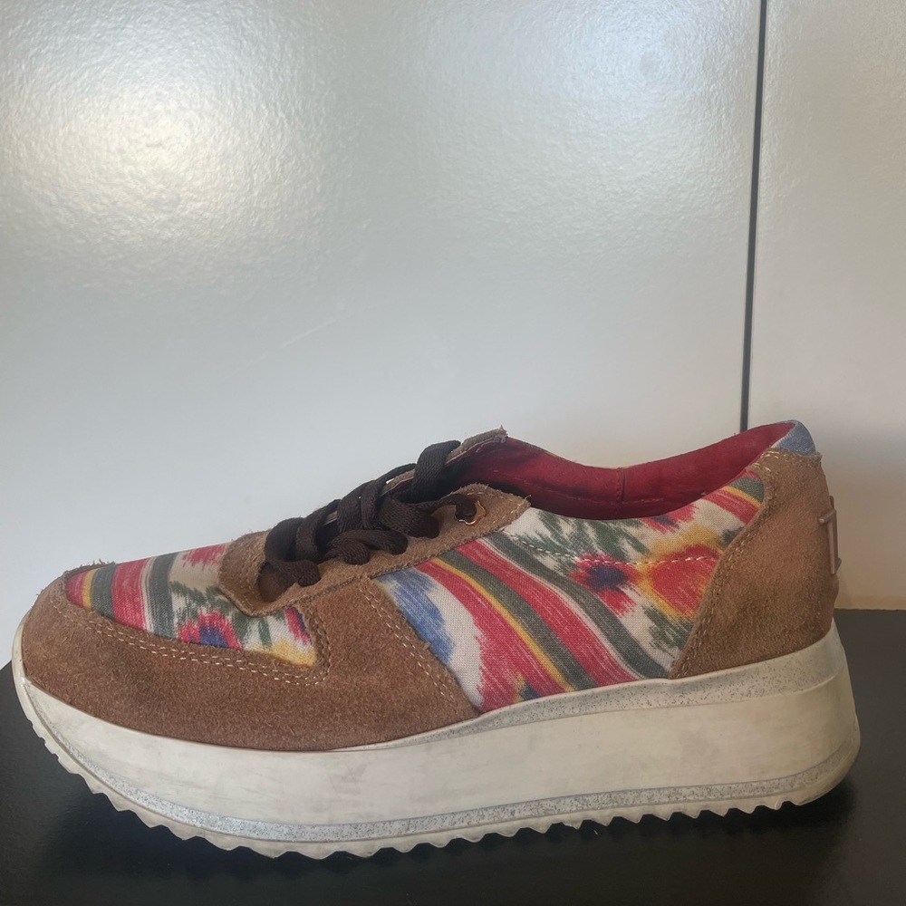 Zull walking shoes sneakers. Comfortable.  Boho.  Southwest pattern.